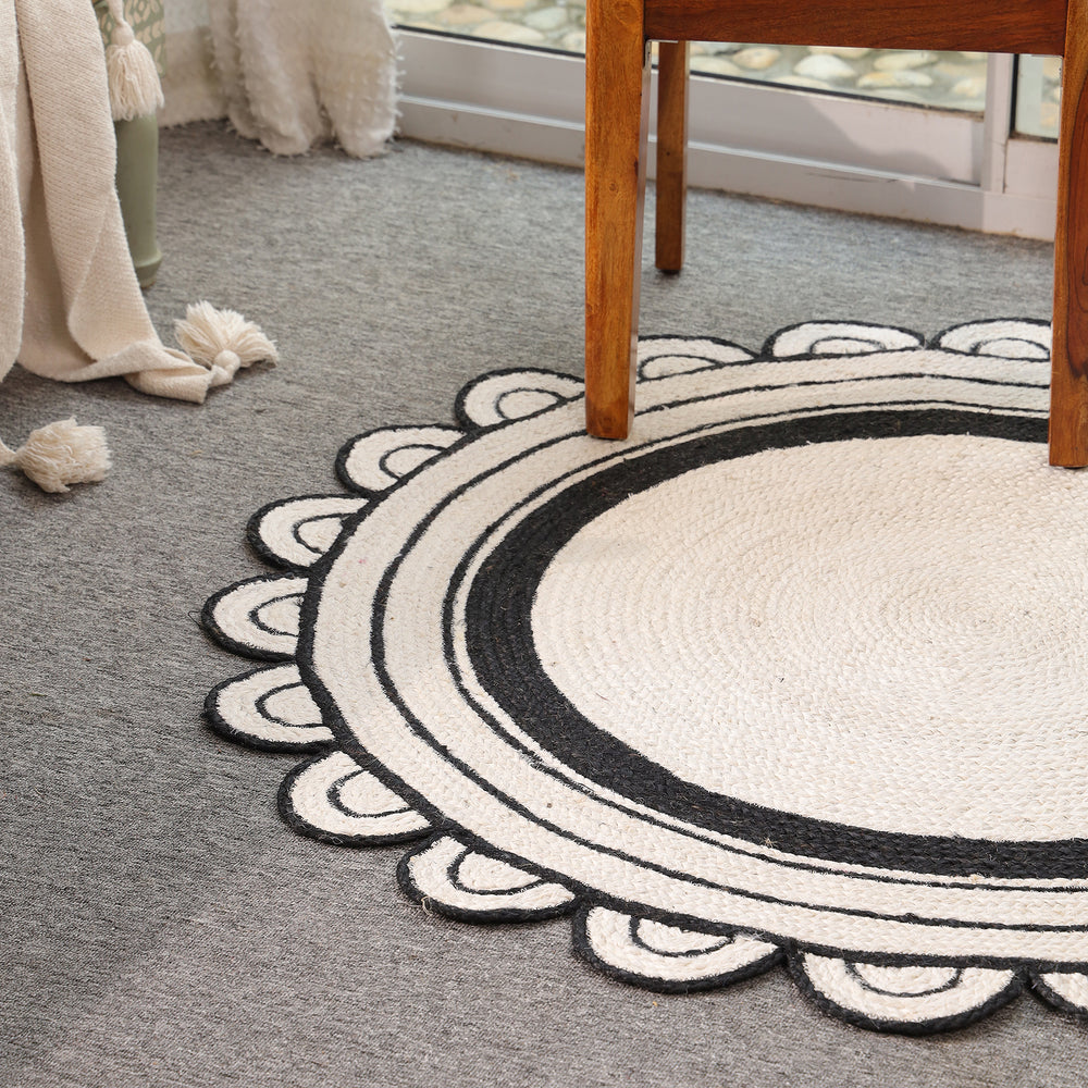 Handwoven Round Jute Rug – Black & White Braided Scalloped Area Rug | Boho Farmhouse Decor
