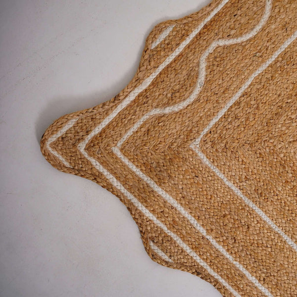 Scalloped edge natural hemp area rug with white border